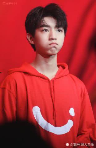 王俊凯吐舌头照片,可爱瞬间引网友热议